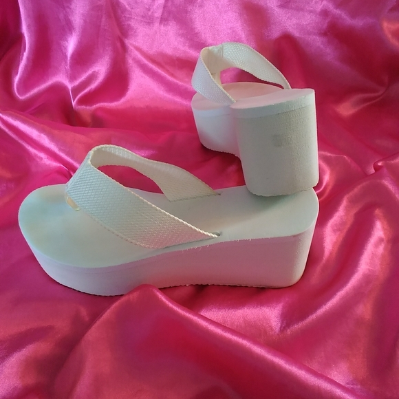 Platform/Pin-up Flip Flop Sandals - Picture 3 of 3